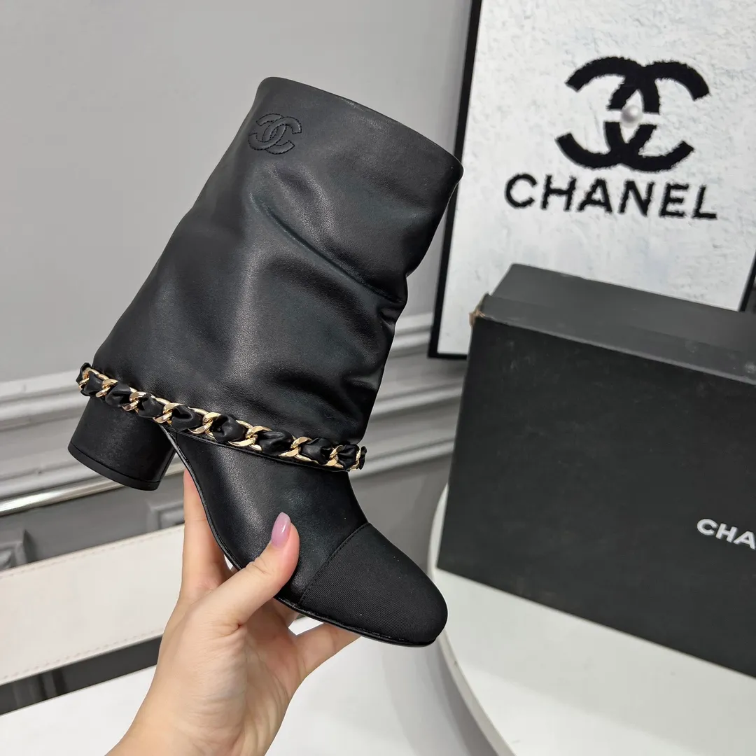 👟👟Ex-factory price 980👟👟 High version of Chanel CHANEL, 🌞🌞🌞Xiaoxiang’s latest boots for autumn and winter 2025, a must-have item for this autumn and winter! ! Ms. Chanel loves simple yet irresistible combinations to show her unique style. Mix and match freely to shine⚡Follow Grandma’s fashion steps! ! ! The top-notch craftsmanship and texture are perfectly presented. No matter any details, you can compare them with the counters. The best quality products can be entered and exited from the counters at will! ! ❶Material: imported cowhide ❷Inner lining: cowhide lining ❸Feet: cowhide lining ❹Outsole: original Italian leather outsole ❺Heel height: 5.5cm ❻Boot shaft height: 8 inches ❼Number: 35-40 (40 and 41 are customized and cannot be returned)
